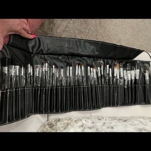 - Brand New Never Used Mac Cosmetics 32 Piece Brush Set Plus Case